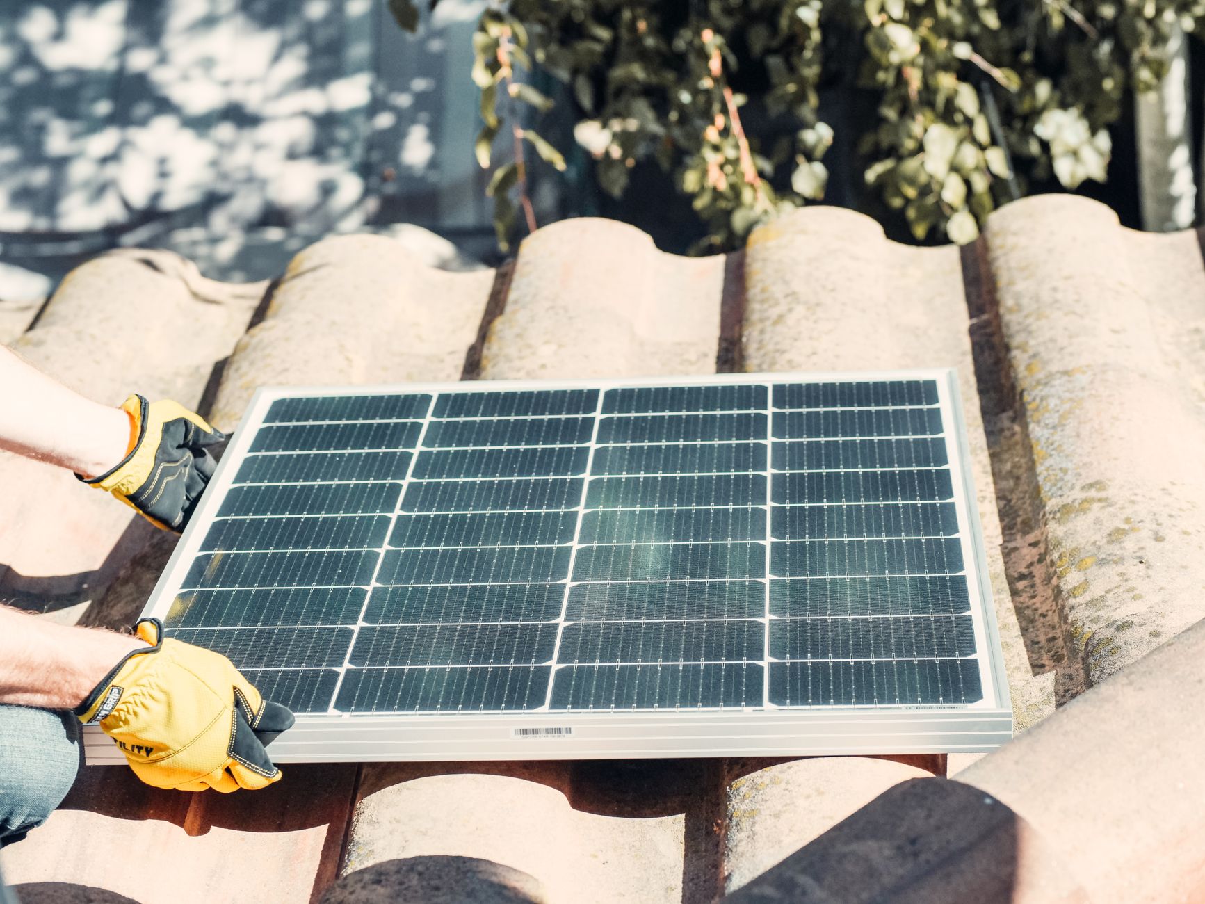 Installateur panneaux solaires équipe à Caen
